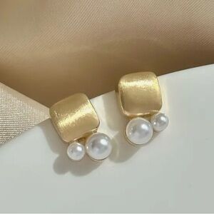 Elegant Gold and Pearl Earrings Studs    Faux Pearls